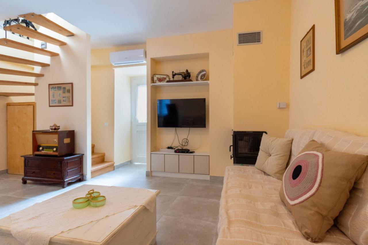 La Belle Helene Guest House Spetses Town ภายนอก รูปภาพ